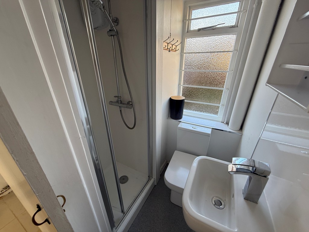 Lot: 97 - FOUR-BEDROOM HOUSE FOR REFURBISHMENT - Shower room